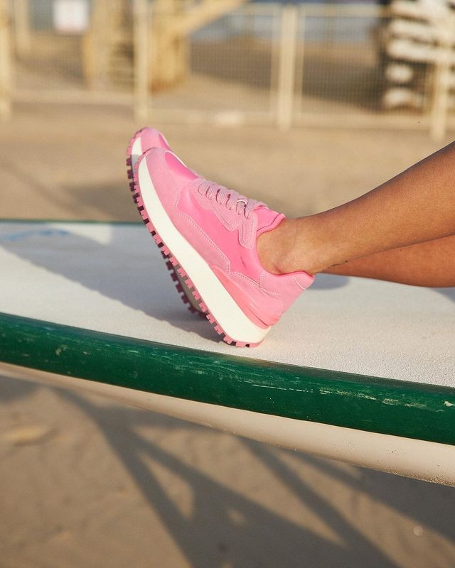 Crushing on these low-top sneakers that are a NEED! 💗Shop VYNTAGE now https://bit.ly/3ldsuXh
#CallItSpring #CallItSustainable